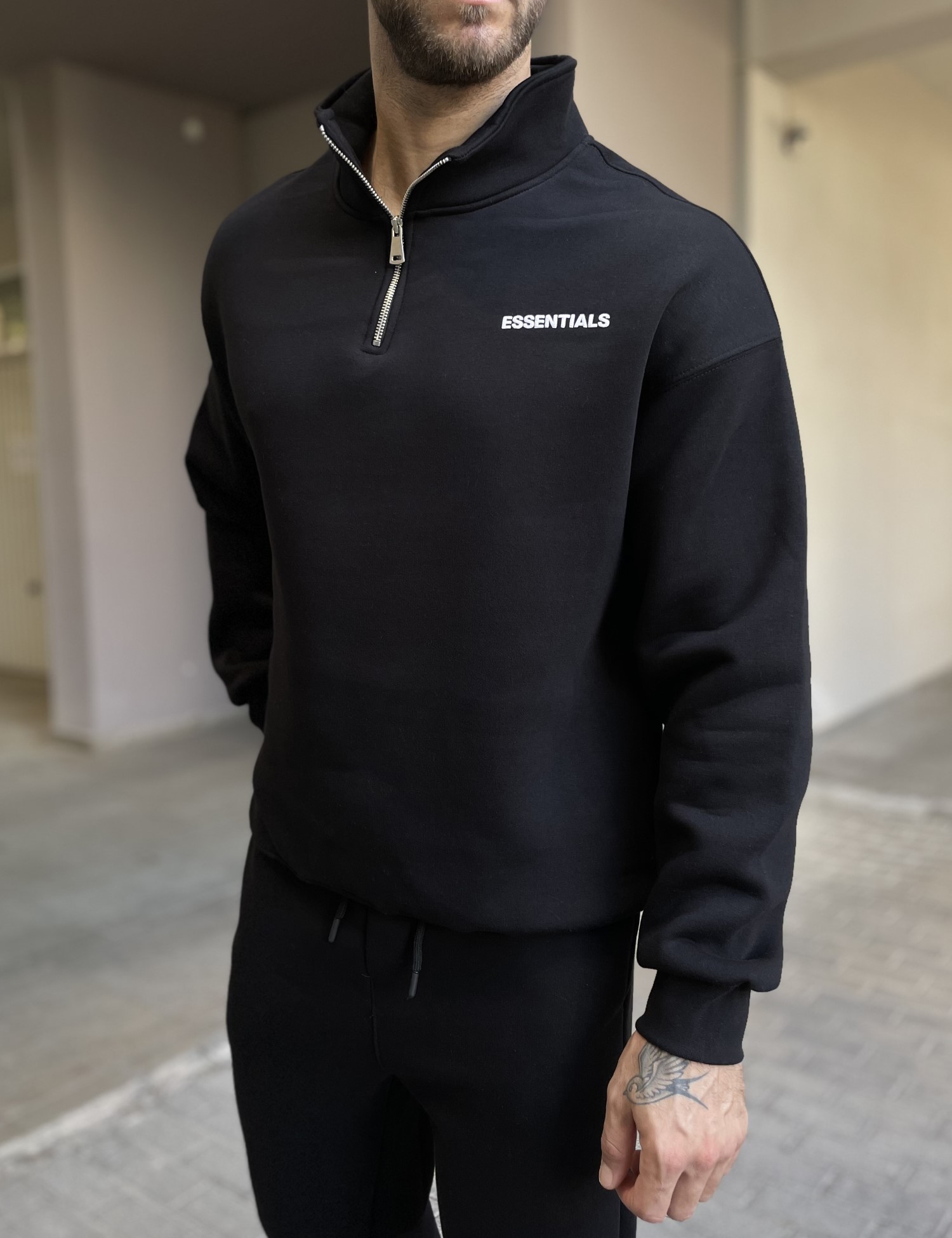 Ανδρικό μαύρο φούτερ με μισό φερμουάρ και λογότυπο στο στήθος ES26003 φωτογραφία